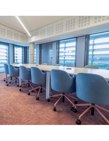 Salle de réunion longue table avec fauteuil de réunion bleus Flos