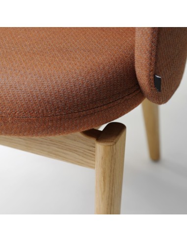 Zoom sur le piètement bois naturel de la chaise Flos