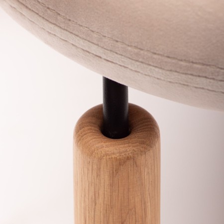 Zoom sur le pied en bois de la chaise Flos 740