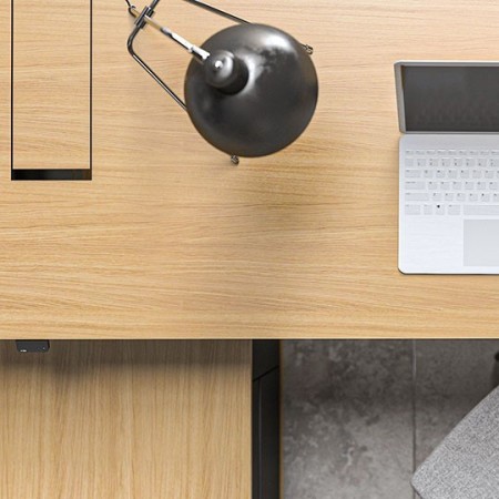 Bureau en bois clair avec plateau spacieux et rangement intégré, idéal pour espace de travail ergonomique