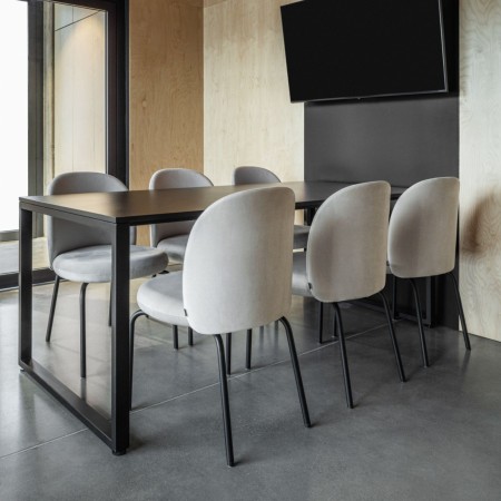 chaise Flos blanche finition épurée et compacte pour petits espaces de travail