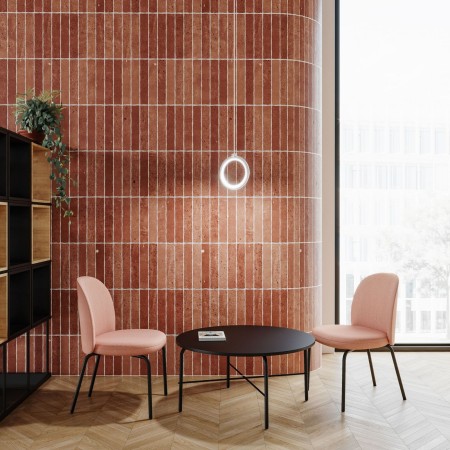 Chaise Flos FS K 215 intégrée dans une salle d’attente rouge corail