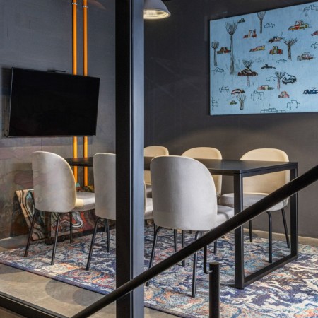 Chaise pour environnement pro et salle de réunion avec assise confortable et design minimaliste Flos