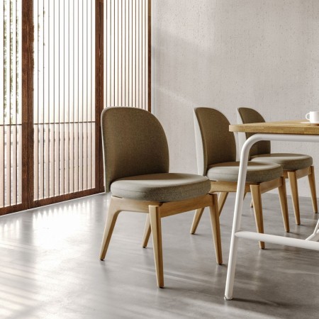 Chaise FS K 721 avec pieds en bois et assise confort en salle de réunion professionnelle