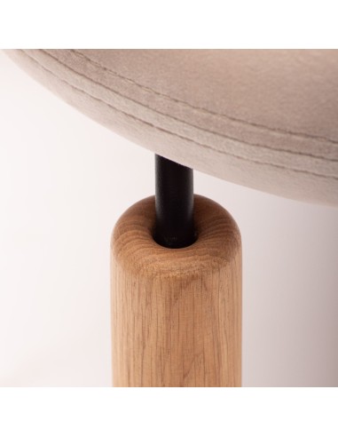 Zoom sur les pieds en bois massif chêne de la chaise FSW K 740