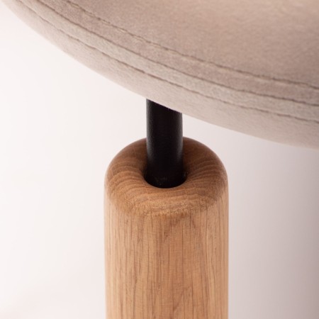 Zoom sur les pieds en bois massif chêne de la chaise FSW K 740