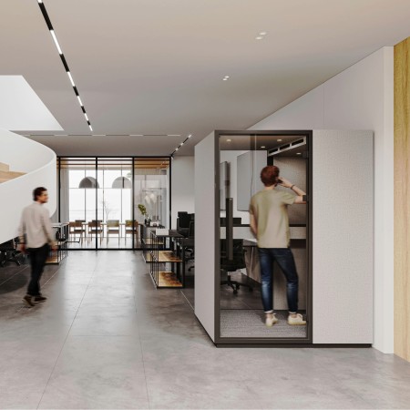 Cabine acoustique Quadra installée dans un open space design et lumineux. - Quadra