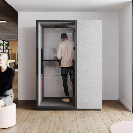 Cabine Quadra en utilisation dans un espace de travail moderne. - Quadra