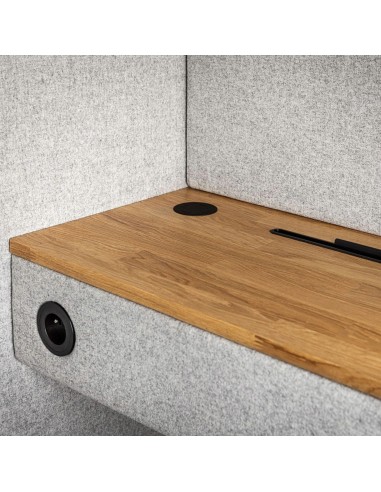 Tablette en bois avec prise intégrée à l’intérieur de la cabine acoustique Quadra. - Quadra