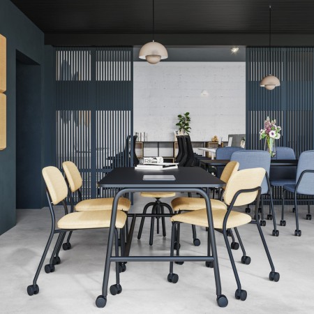 Chaise Hens HS 261 en tissu vert sur roulettes – vue de trois-quarts 2