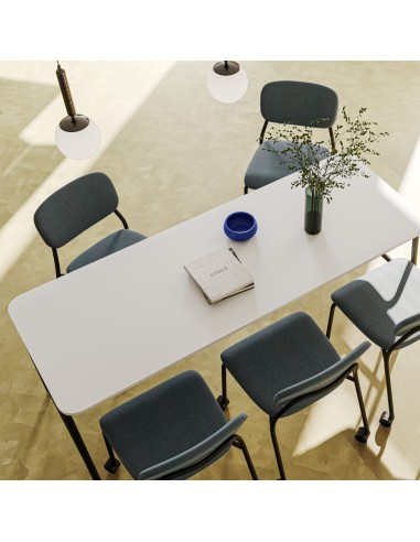 Ensemble de chaises HS 261 vertes autour d'une table de réunion