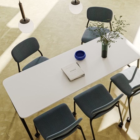 Ensemble de chaises HS 261 vertes autour d'une table de réunion