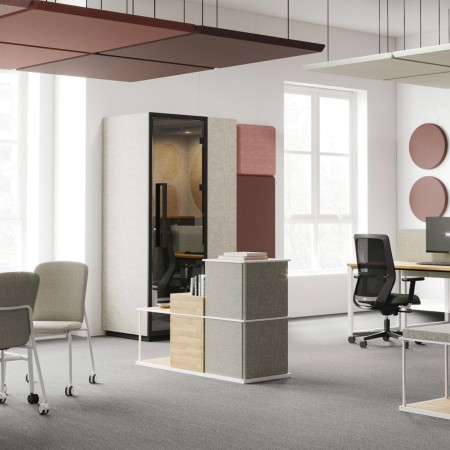 Cabine acoustique Quadra intégrée dans un espace de travail moderne et lumineux. - Quadra