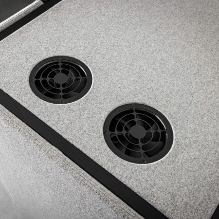 Détail des grilles de ventilation intégrées dans la cabine acoustique Quadra. - Quadra