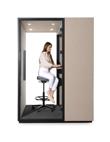 Utilisateur assis dans la cabine acoustique Quadra. - Quadra