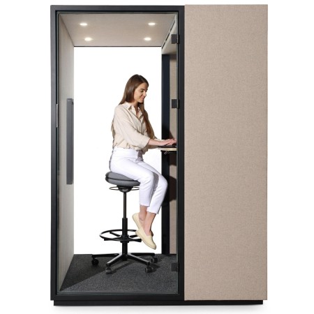 Utilisateur assis dans la cabine acoustique Quadra. - Quadra