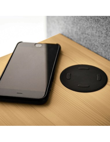 Tablette en bois avec chargeur intégré dans la cabine Treehouse. - Treehouse