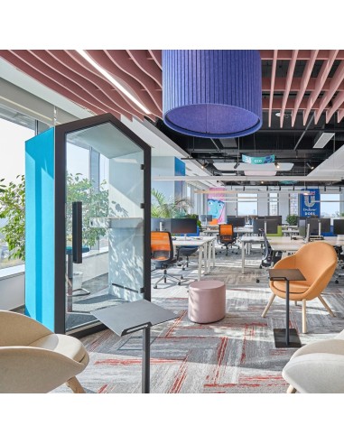 Cabine acoustique Treehouse dans un espace de coworking lumineux. - Treehouse