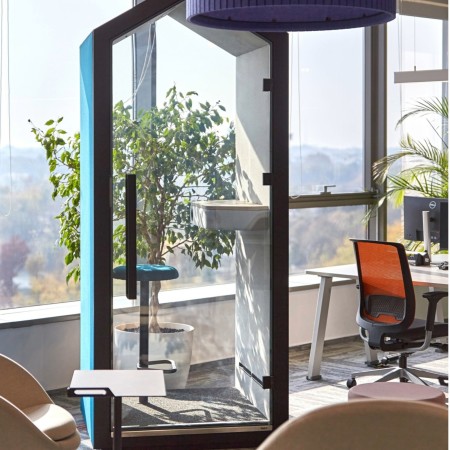 Cabine Treehouse en situation dans un aménagement de bureau moderne. - Treehouse