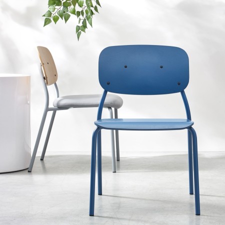 Chaise Hens 215 4 pieds stucture simple bleue pour open space coloré