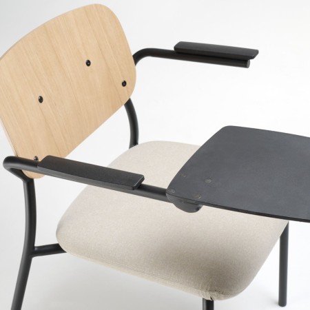 Détail tablette écritoire sur chaise de conférence Hens HS 220 – accoudoirs avec inserts noirs
