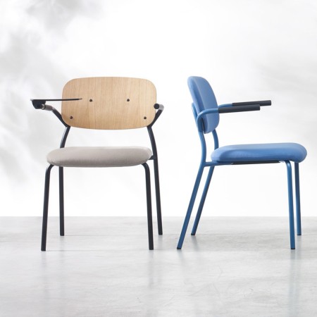 Différents modèles de la chaise Hens 220 avec accoudoirs pour salles de formation professionnelles