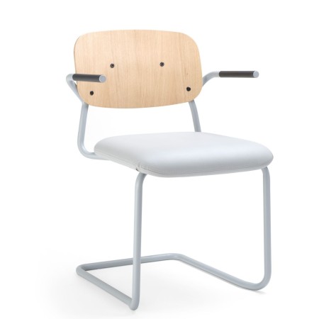 Chaise Hens HS 230 1N en placage chêne naturel avec piétement traîneau gris clair