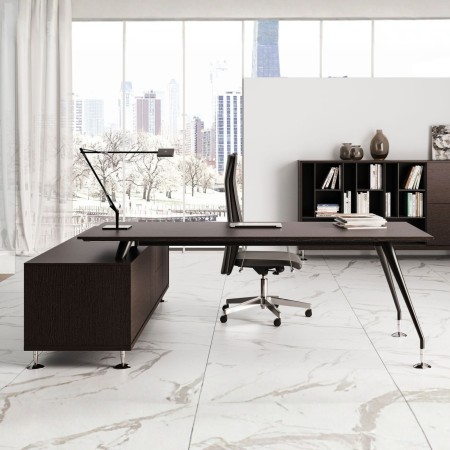 Bureau de direction Enosi coloris noir avec armoire de rangement intégrée sur le retour dans un bureau