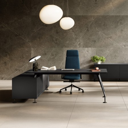 Bureau de direction Enosi haut de gamme entièrement noir avec retour et armoire assortis dans un espace moderne