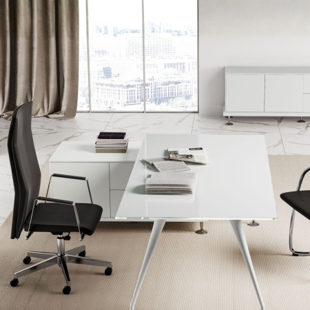 Bureau Enosi avec plateau en verre blanc reposant sur trois pieds blanc avec armoire