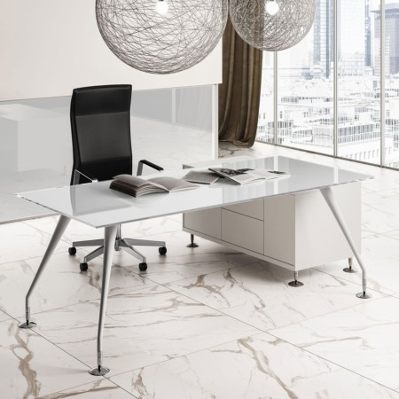 Bureau Enosi en version trois pieds avec plateau en verre blanc, piètement blanc et crédence blanche