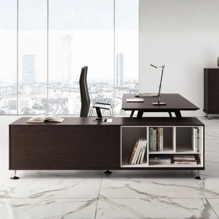 Vue latérale de l’armoire de rangement du bureau de direction Enosi coloris noir avec niches ouvertes pour documents