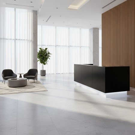 Meuble de réception noir dans espace d'accueil lumineux