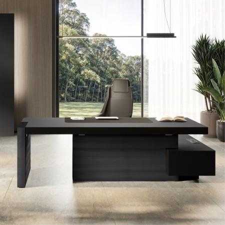 Bureau de direction Jera entièrement noir avec retour intégré dans un espace exécutif moderne