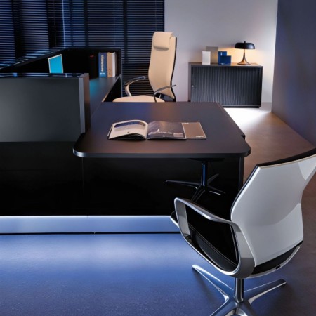 Meuble de réception avec module bas sur le côté et tablette intégrée