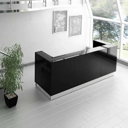 Meuble de réception noir dans espace de coworking