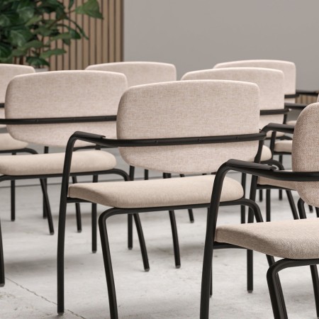 Siège piètement noir, assise et dossier en tissu beige 2