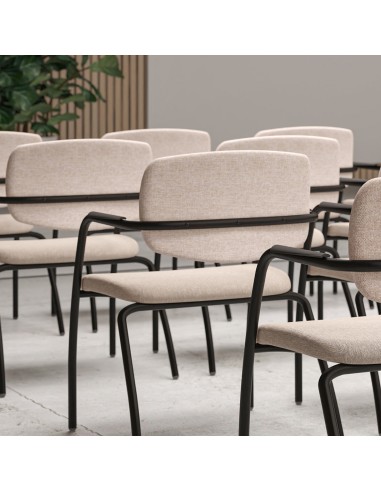 Chaises beiges, piètements noirs dans salle de conférence