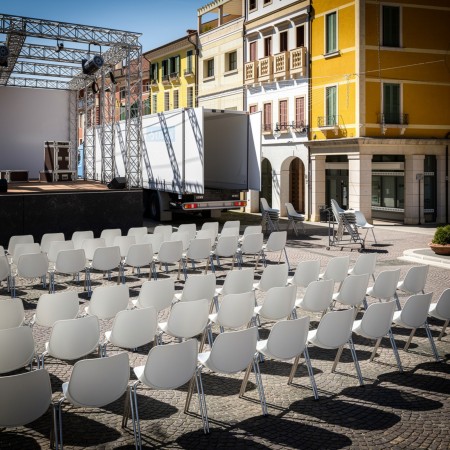 Chaises Eggo EG 215 blanches installées pour une manifestation en extérieur