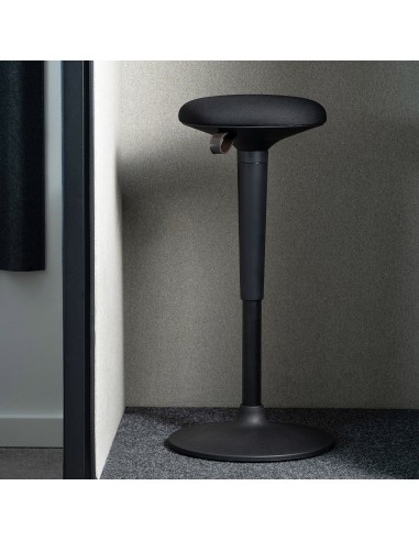 Tablette latérale noire montée dans la cabine Treehouse, supportant un ordinateur portable. - Treehouse