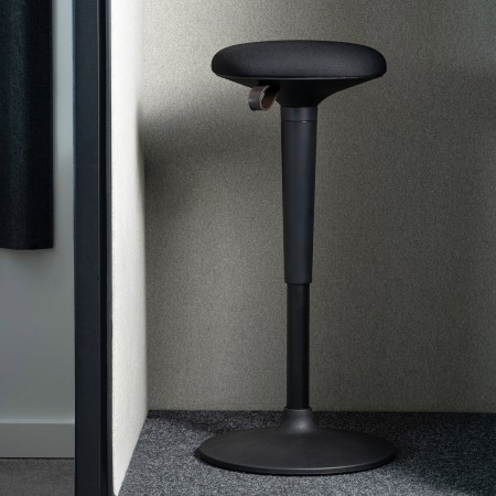 Tablette latérale noire montée dans la cabine Treehouse, supportant un ordinateur portable. - Treehouse