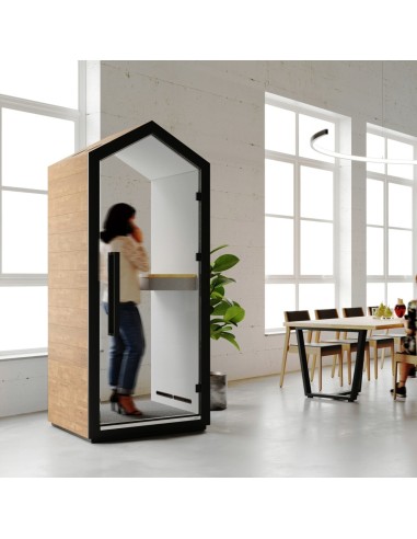 Cabine acoustique Treehouse dans un bureau lumineux avec poste de travail debout. - Treehouse