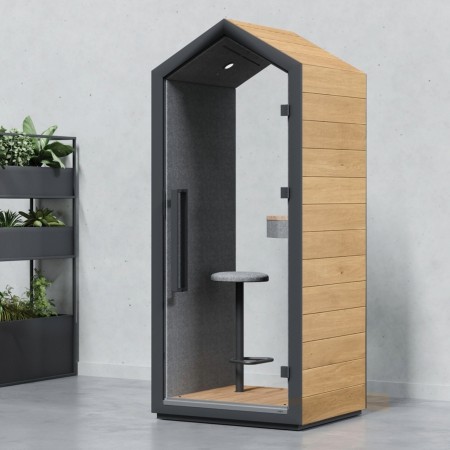 Plan de travail bois intégré dans la cabine Treehouse avec prise encastrée. - Treehouse