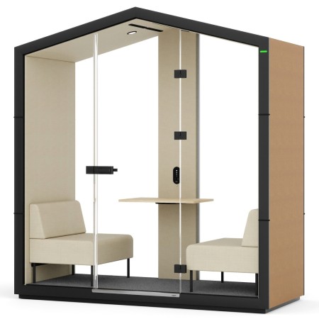 Vue intérieure de la cabine Treehouse avec assises et table centrale intégrées. - Treehouse