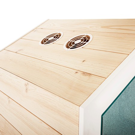 Fauteuil d’appoint assorti à la cabine Treehouse, en tissu beige clair. - Treehouse