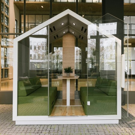 Cabine Treehouse dans un espace de coworking, finition blanche et table haute. - Treehouse