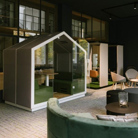 Cabine acoustique Treehouse dans un espace lounge, finition bois clair et structure blanche. - Treehouse