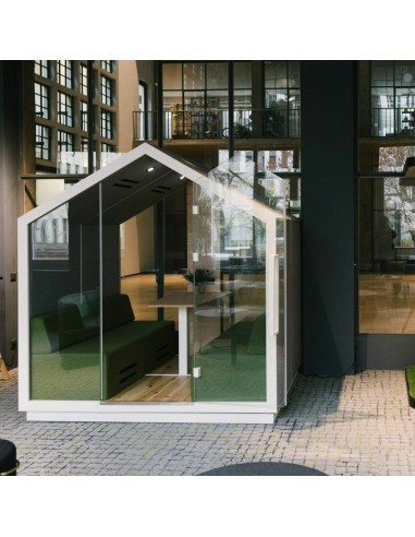 Cabine Treehouse deux places en configuration réunion dans un environnement professionnel. - Treehouse