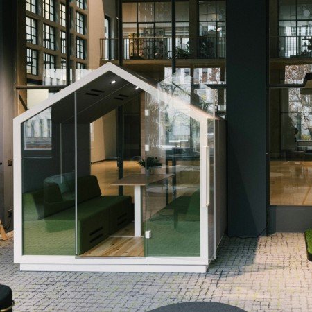 Cabine Treehouse deux places en configuration réunion dans un environnement professionnel. - Treehouse