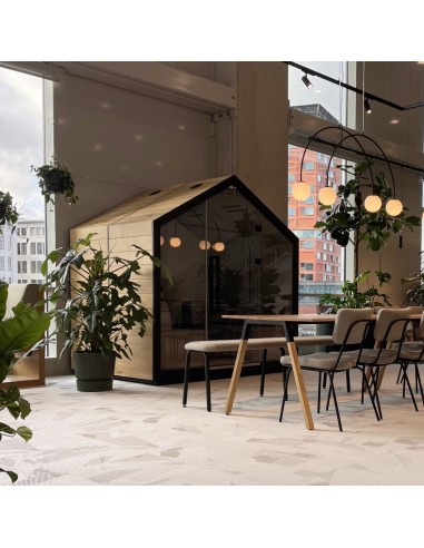 Cabine acoustique Treehouse installée dans un espace intérieur végétalisé, finition bois clair. - Treehouse